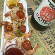 Креветки в соусе на шпажках